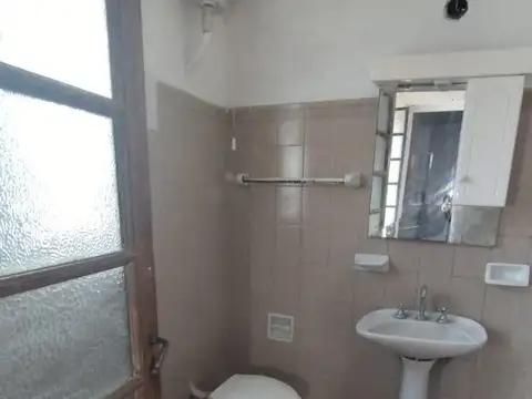 Vendo. 9 de Julio 804, casa con galpón y amplio terreno.