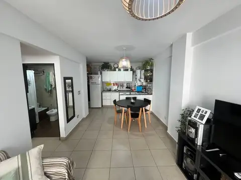 EXCELENTE DEPARTAMENTO 2 AMBIENTES CON COCHERA 