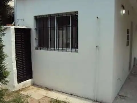 Casa de 2 Ambientes sobre amplio terreno de 323m2!
