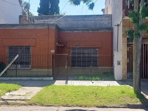Casa al frente con pequeño jardín.