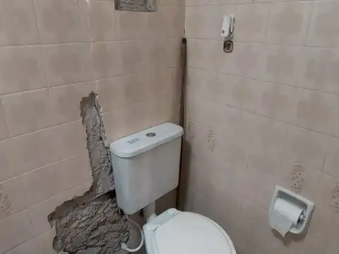 Casa al frente con pequeño jardín.