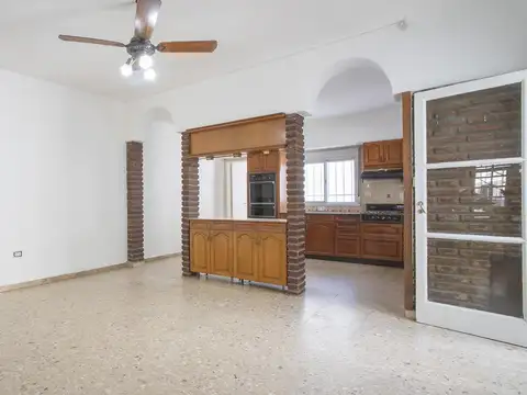 Casa 7 ambientes con 2 baños