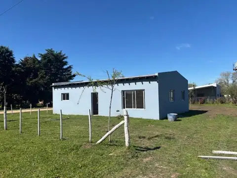 Vendo amplia casa a estrenar con pileta y patio.