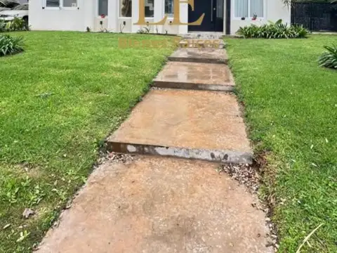 CASA EN VENTA CON PILETA , A LA LAGUNA 