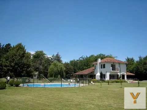 Casa en venta - 3 Dormitorios 2 Baños - 8.295Mts2 - Los Laureles, Luján