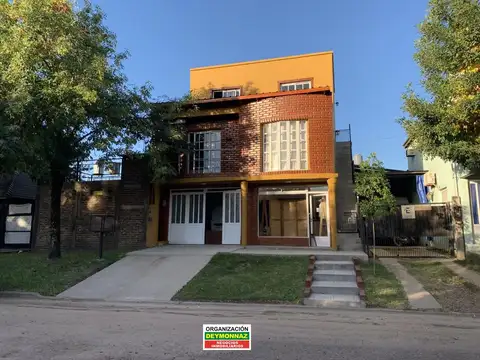 Casa con Local comercial y Depto en Colón