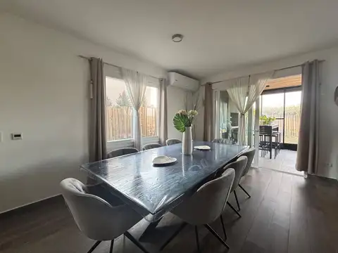 Casa 4 ambientes con 2 baños