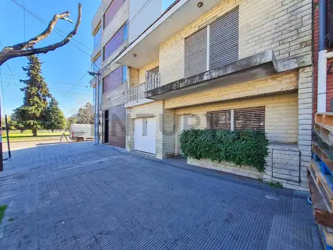 Casa en venta de 3 dormtorios y cochera en La Plata
