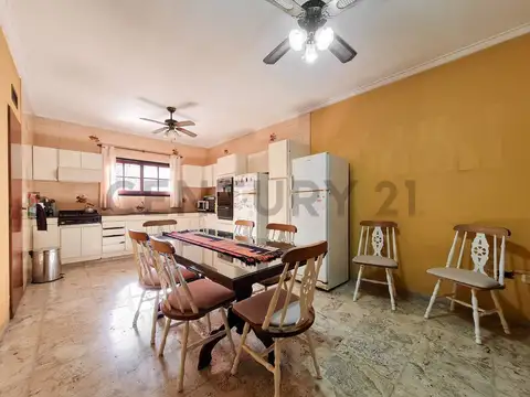 Casa en venta de 3 dormtorios y cochera en La Plata