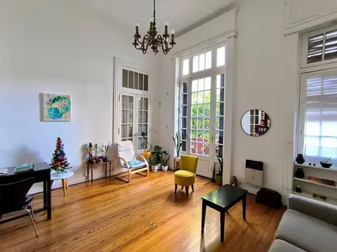 Hermoso PH en San Cristobal con balcón y Terraza.