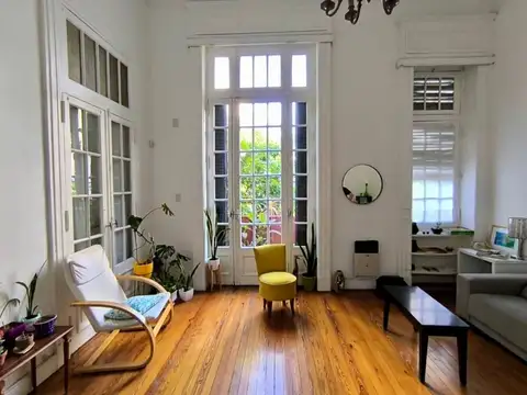 Hermoso PH en San Cristobal con balcón y Terraza.