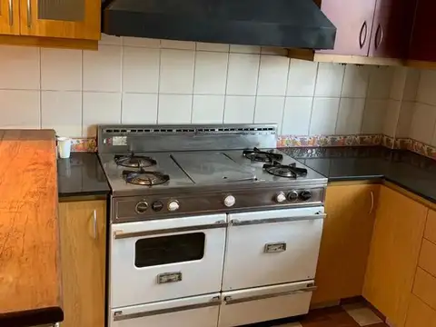 Ph 4 ambientes, 3 dormitorios (suite) quincho con parrilla, terraza. Exc. ubicación.