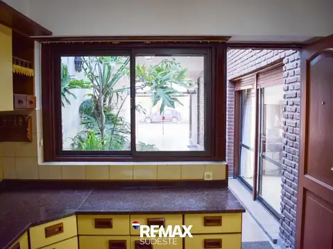 Casa en Alquiler con 2 cocheras