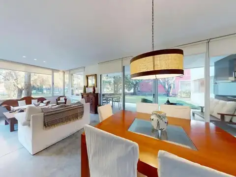 Casa en Venta con 2 cocheras