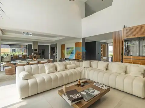 Casa en Venta con 2 cocheras