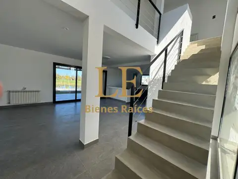 Casa 5 ambientes con 4 baños