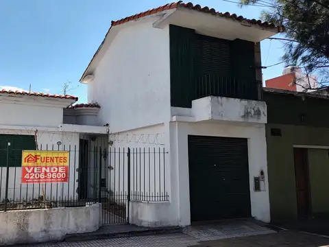 Casa en Venta con Jardín, Cochera, Fondo Libre y Quincho
