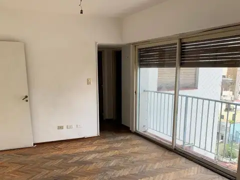 Semipiso de 3 ambientes amplio, al contra frente con balcón.