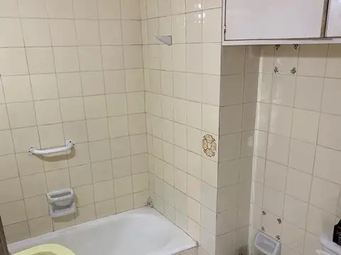 Semipiso de 3 ambientes amplio, al contra frente con balcón.