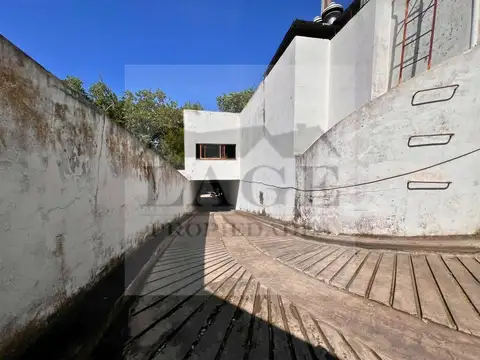 AMPLIA COCHERA CUBIERTA