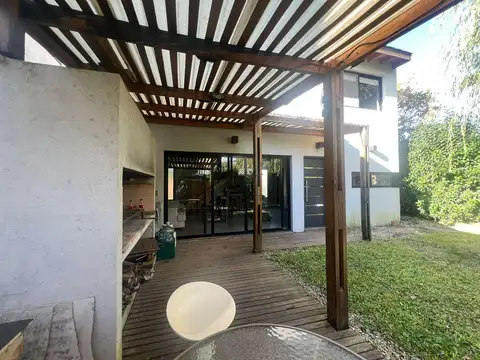 Casa 3 ambientes con 2 baños