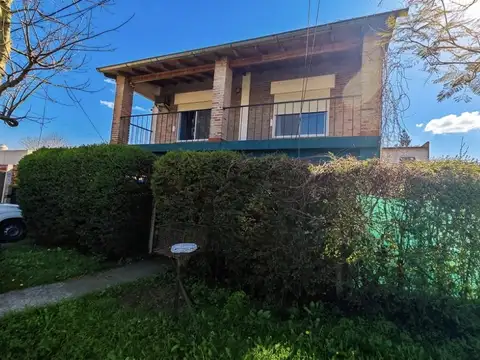 VENTA CASA EN PILAR - DOS PLANTAS 4 AMBIENTES