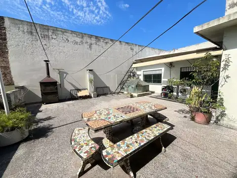 GALPÓN CON VIVIENDA EN FLORES ? DOBLE ACCESO ? 8,66 X 45 M APROX. ? FUERZA TRIFÁSICA