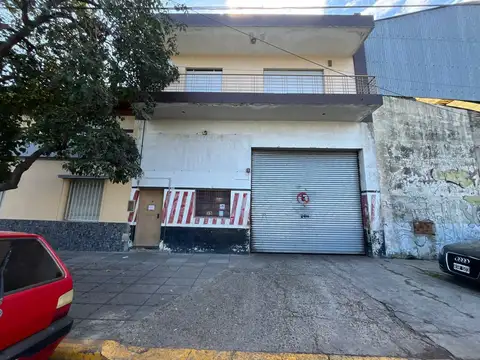 GALPÓN CON VIVIENDA EN FLORES ? DOBLE ACCESO ? 8,66 X 45 M APROX. ? FUERZA TRIFÁSICA