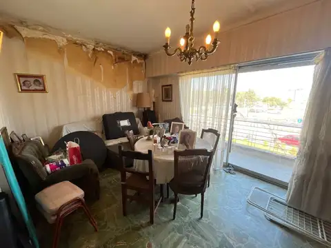GALPÓN CON VIVIENDA EN FLORES ? DOBLE ACCESO ? 8,66 X 45 M APROX. ? FUERZA TRIFÁSICA