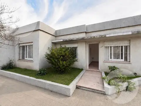 Casa de 3 dormitorios en esquina | Cochera doble, patio y excelente ubicación I Apto Crédito