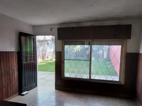 Casa 6 ambientes con 2 baños