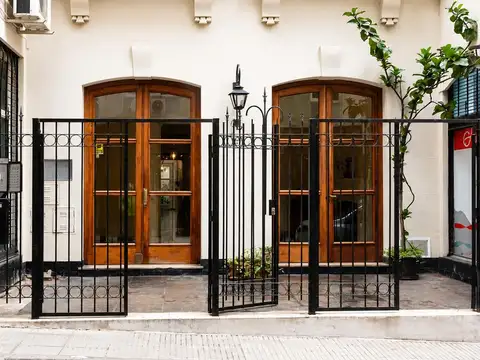 Monoambiente reciclado con entrepiso y patio de uso exclusiv
