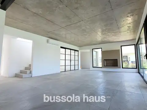 Casa en Venta con 5 cocheras