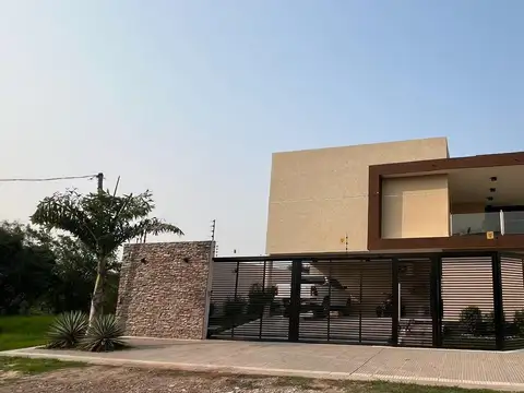 Casa en Venta con 2 cocheras