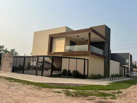 SE VENDE: CANADA 245. CASA 3 DORMITORIOS