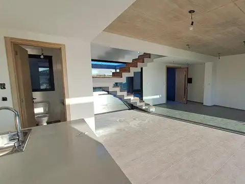 Casa en Venta con 3 cocheras