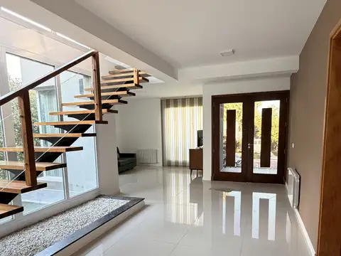 Casa 4 ambientes con 4 baños