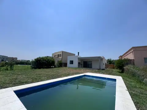 Venta de casa con pileta en lote interno - SANTA LUCIA PILAR DEL ESTE