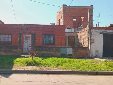 Casa de 3 Amb   depto a terminar al fondo en Venta, Villa Luzuriaga. GBA Oeste