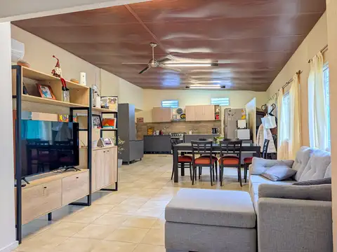 Casa 4 ambientes con 2 baños