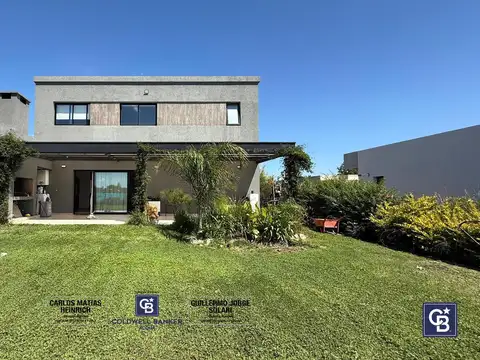 Casa en Venta con 2 cocheras