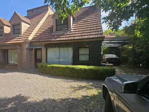 Casa 8 ambientes con 5 baños