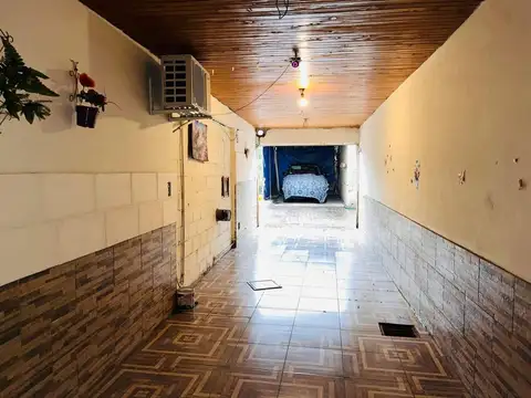 Casa 8 ambientes con 2 baños