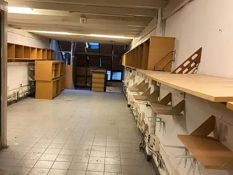 Muy buen local de 3 plantas   entrepiso. 250 m2. - Sin expensas  Monserrat