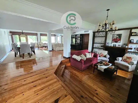 Casa 5 ambientes con 4 baños