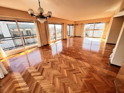 Exclusivo piso de 5 ambientes con dependencia y cochera en la mejor zona de Martínez.