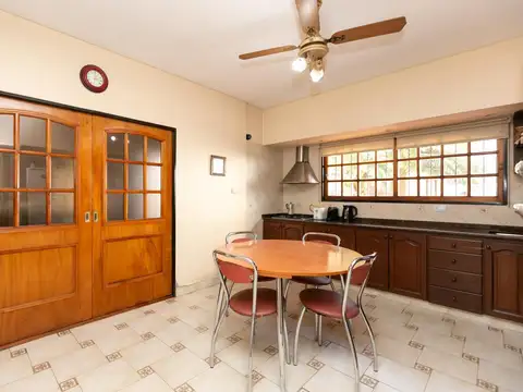 Casa 5 ambientes con cochera, fondo libre con pileta y quincho