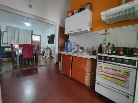 Casa 6 ambientes con 2 baños
