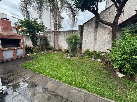 Chalet en 1 planta 3 ambientes, jardín. Martinez