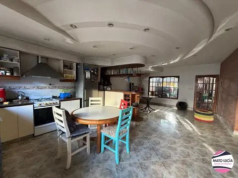 Casa 6 ambientes con 2 baños